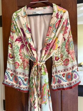 😍✨💫Zara Beige Floral Tie-Front Robe with Multicolor Print.  So pretty !